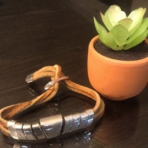 Leather bracelet with geometric silver colored metal, unisex